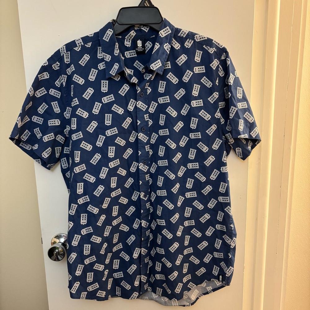Hot Topic BBC Doctor Who Shirt Men's Medium Blue Short Sleeve Button Tardis FLAW